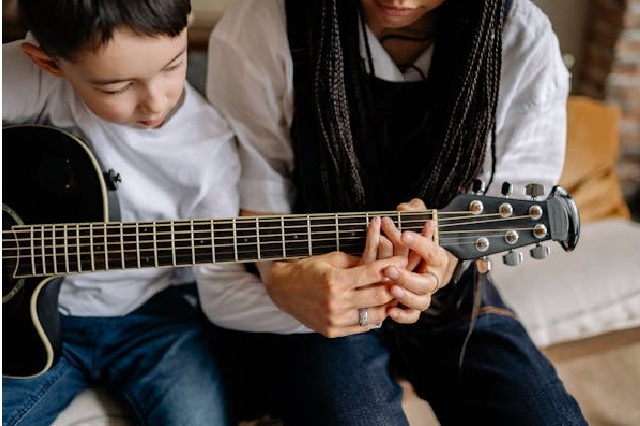 Guitare : conseils pour apprendre votre enfant de 6 ans