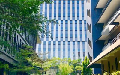 photographie en contre-plongée d'une structure de bâtiment bleue et blanche