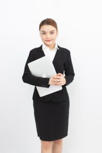 Une femme en tailleur tenant un dossier